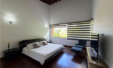 AMPLIA Y MODERNA CASA EN RENTA - LOMA DEL ESCOBERO