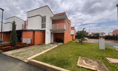 Casa Arriendo o Venta Cinco Soles, Jamundí, Esquinera, amplia y bien ubicada.