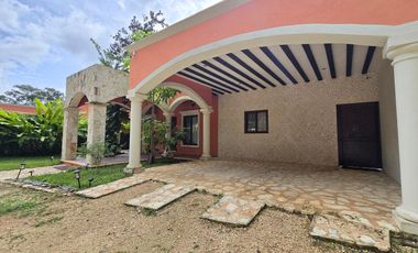 Casa Colonial Moderna con Piscina y Jardín en Fraccionamiento Privado en Valladolid