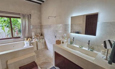 Casa Colonial Moderna con Piscina y Jardín en Fraccionamiento Privado en Valladolid