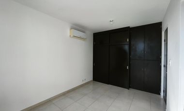 Casa en renta 3 recamarás cochera techada Fraccionamiento Mayorazgo León Gto.