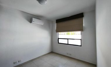 Casa en renta 3 recamarás cochera techada Fraccionamiento Mayorazgo León Gto.