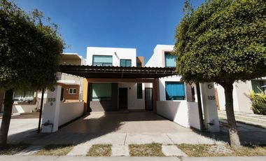 Casa en renta 3 recamarás cochera techada Fraccionamiento Mayorazgo León Gto.