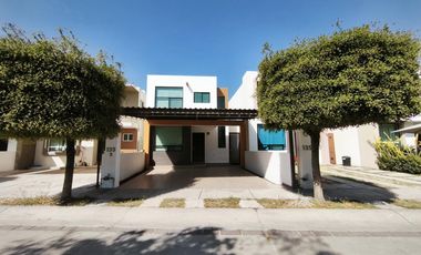 Casa en renta 3 recamarás cochera techada Fraccionamiento Mayorazgo León Gto.