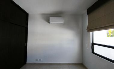 Casa en renta 3 recamarás cochera techada Fraccionamiento Mayorazgo León Gto.