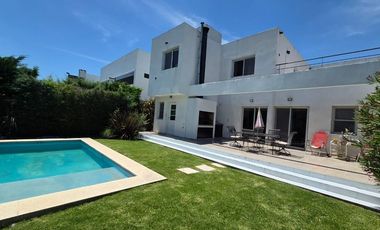 ALQUILER CASA 4AMBIENTES ALTOS DE HUDSON II PILETA