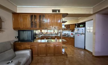 Residencia de categoría con parque, piscina, quincho y 5 dormitorios en zona premium de Banfield