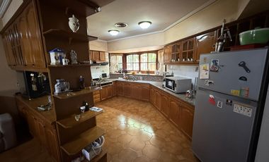 Residencia de categoría con parque, piscina, quincho y 5 dormitorios en zona premium de Banfield