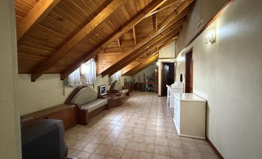 Residencia de categoría con parque, piscina, quincho y 5 dormitorios en zona premium de Banfield