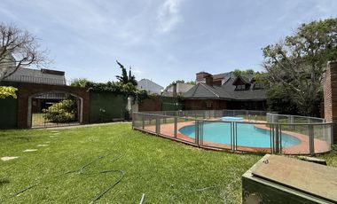 Residencia de categoría con parque, piscina, quincho y 5 dormitorios en zona premium de Banfield