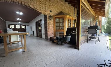 Residencia de categoría con parque, piscina, quincho y 5 dormitorios en zona premium de Banfield