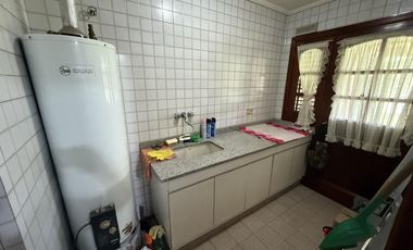 Residencia de categoría con parque, piscina, quincho y 5 dormitorios en zona premium de Banfield