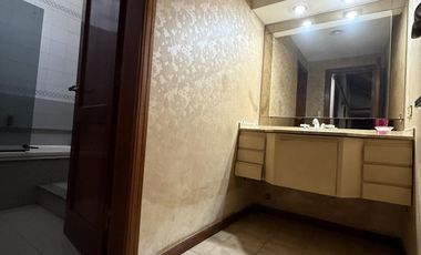 Residencia de categoría con parque, piscina, quincho y 5 dormitorios en zona premium de Banfield