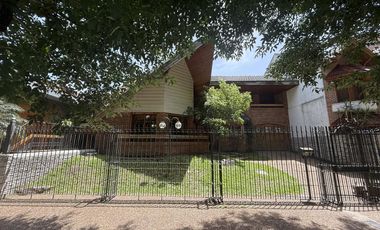 Residencia de categoría con parque, piscina, quincho y 5 dormitorios en zona premium de Banfield
