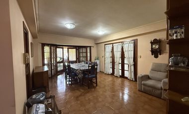 Residencia de categoría con parque, piscina, quincho y 5 dormitorios en zona premium de Banfield