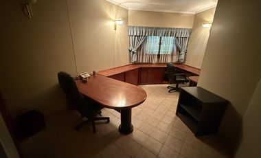 Residencia de categoría con parque, piscina, quincho y 5 dormitorios en zona premium de Banfield