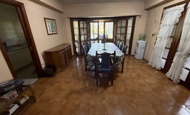 Residencia de categoría con parque, piscina, quincho y 5 dormitorios en zona premium de Banfield