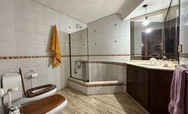 Residencia de categoría con parque, piscina, quincho y 5 dormitorios en zona premium de Banfield