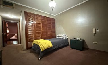 Residencia de categoría con parque, piscina, quincho y 5 dormitorios en zona premium de Banfield