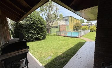 Residencia de categoría con parque, piscina, quincho y 5 dormitorios en zona premium de Banfield