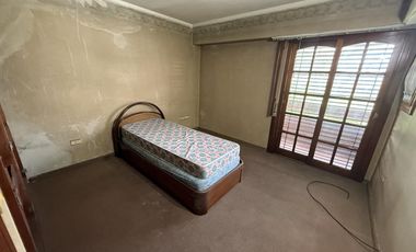 Residencia de categoría con parque, piscina, quincho y 5 dormitorios en zona premium de Banfield