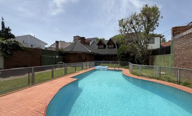 Residencia de categoría con parque, piscina, quincho y 5 dormitorios en zona premium de Banfield