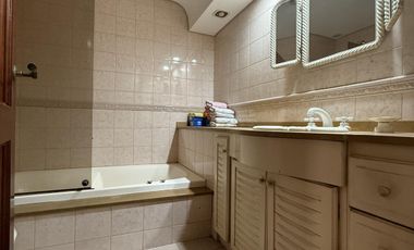 Residencia de categoría con parque, piscina, quincho y 5 dormitorios en zona premium de Banfield