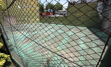 Residencia de categoría con parque, piscina, quincho y 5 dormitorios en zona premium de Banfield