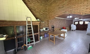 Residencia de categoría con parque, piscina, quincho y 5 dormitorios en zona premium de Banfield