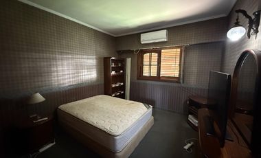 Residencia de categoría con parque, piscina, quincho y 5 dormitorios en zona premium de Banfield