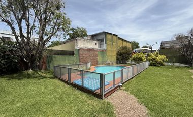 Residencia de categoría con parque, piscina, quincho y 5 dormitorios en zona premium de Banfield