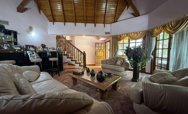 Residencia de categoría con parque, piscina, quincho y 5 dormitorios en zona premium de Banfield