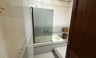 Residencia de categoría con parque, piscina, quincho y 5 dormitorios en zona premium de Banfield