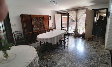 EN UNA UBICACIÓN CÉNTRICA, MUY BUENA PROPIEDAD CON BUEN JARDÍN