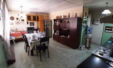 EN UNA UBICACIÓN CÉNTRICA, MUY BUENA PROPIEDAD CON BUEN JARDÍN