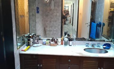 EN UNA UBICACIÓN CÉNTRICA, MUY BUENA PROPIEDAD CON BUEN JARDÍN