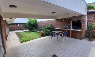 EN UNA UBICACIÓN CÉNTRICA, MUY BUENA PROPIEDAD CON BUEN JARDÍN