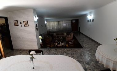 EN UNA UBICACIÓN CÉNTRICA, MUY BUENA PROPIEDAD CON BUEN JARDÍN