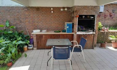 EN UNA UBICACIÓN CÉNTRICA, MUY BUENA PROPIEDAD CON BUEN JARDÍN