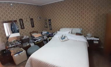 EN UNA UBICACIÓN CÉNTRICA, MUY BUENA PROPIEDAD CON BUEN JARDÍN