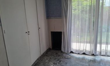 EN UNA UBICACIÓN CÉNTRICA, MUY BUENA PROPIEDAD CON BUEN JARDÍN