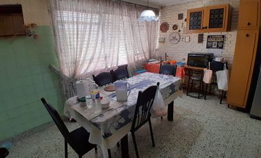 EN UNA UBICACIÓN CÉNTRICA, MUY BUENA PROPIEDAD CON BUEN JARDÍN