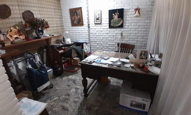 EN UNA UBICACIÓN CÉNTRICA, MUY BUENA PROPIEDAD CON BUEN JARDÍN