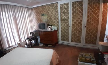 EN UNA UBICACIÓN CÉNTRICA, MUY BUENA PROPIEDAD CON BUEN JARDÍN