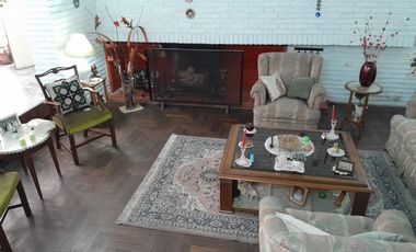 EN UNA UBICACIÓN CÉNTRICA, MUY BUENA PROPIEDAD CON BUEN JARDÍN