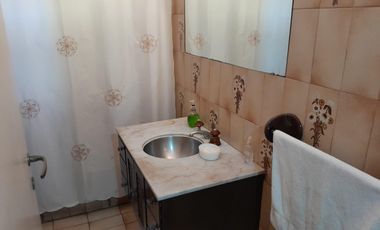 EN UNA UBICACIÓN CÉNTRICA, MUY BUENA PROPIEDAD CON BUEN JARDÍN