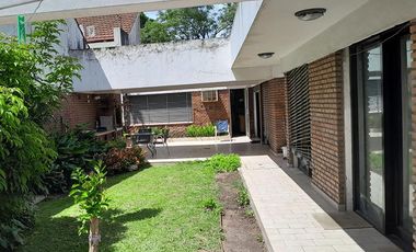 EN UNA UBICACIÓN CÉNTRICA, MUY BUENA PROPIEDAD CON BUEN JARDÍN