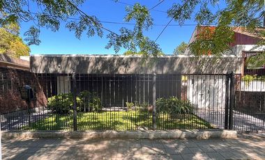 EN UNA UBICACIÓN CÉNTRICA, MUY BUENA PROPIEDAD CON BUEN JARDÍN