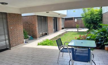 EN UNA UBICACIÓN CÉNTRICA, MUY BUENA PROPIEDAD CON BUEN JARDÍN