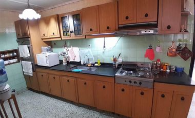 EN UNA UBICACIÓN CÉNTRICA, MUY BUENA PROPIEDAD CON BUEN JARDÍN